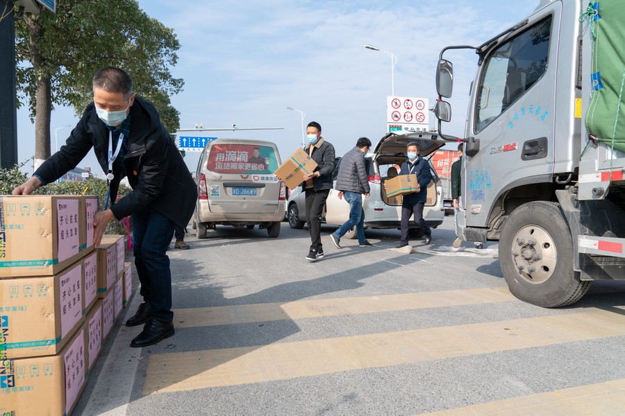 1639614050463713GqtM.jpg 抗疫物資裝車-駱?biāo)木龜z.jpg