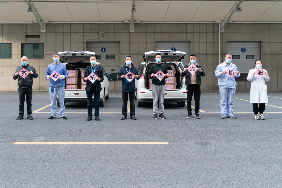 1639614070723736rSye.jpg 為抗疫前線加油-駱?biāo)木龜z.jpg