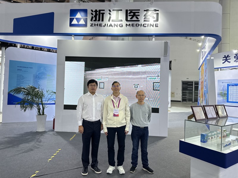 1697438261640852dGDU.jpg 小李總和發明人謝恬教授許新德博士合影-攝影陳靜.jpg